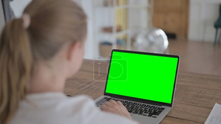 Téléchargez les photos : Young Woman Using Laptop with Green Chroma Screen - en image libre de droit