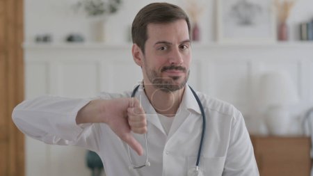 Téléchargez les photos : Portrait du médecin masculin montrant le pouce vers le bas geste - en image libre de droit
