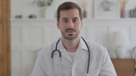 Téléchargez les photos : Portrait de médecin masculin parlant sur appel vidéo en ligne - en image libre de droit