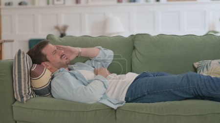 Téléchargez les photos : Casual Man having Headache while Sleeping in Bed - en image libre de droit