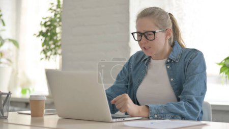 Téléchargez les photos : Frustré belle femme travaillant sur ordinateur portable, mécontent - en image libre de droit