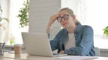 Foto de Frustrado hermosa mujer enojado mientras se utiliza el ordenador portátil - Imagen libre de derechos