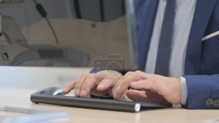Téléchargez les photos : The Close Up of Old Businessman Working on Computer, Typing - en image libre de droit