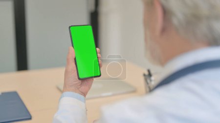 Téléchargez les photos : The Close Up of Holding Smartphone with Green Screen - en image libre de droit
