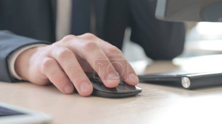 Foto de The Close Up of Young Businessman Using Mouse of Computer - Imagen libre de derechos