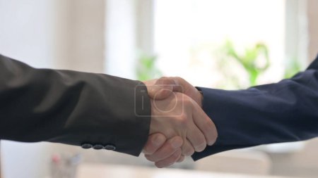 Foto de The Close up of Business People Shaking Hand in Office, Agreement - Imagen libre de derechos