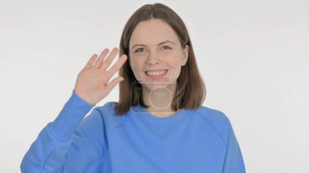 Téléchargez les photos : Casual Femme agitant la main pour dire bonjour sur fond blanc - en image libre de droit