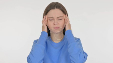 Téléchargez les photos : Femme occasionnelle avec maux de tête sur fond blanc - en image libre de droit