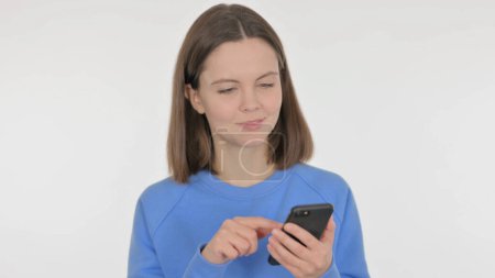 Foto de Mujer casual navegando Smartphone sobre fondo blanco - Imagen libre de derechos