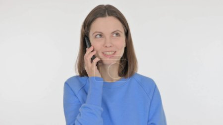 Téléchargez les photos : Femme occasionnelle parlant au téléphone sur fond blanc - en image libre de droit