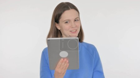 Téléchargez les photos : Appel vidéo sur tablette par Casual Woman sur fond blanc - en image libre de droit