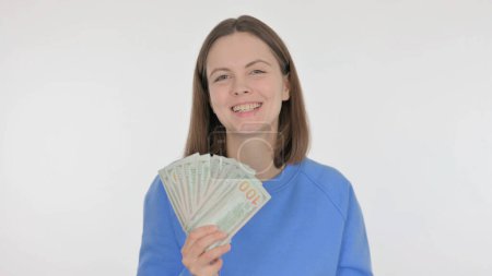 Téléchargez les photos : Casual femme montrant des dollars sur fond blanc - en image libre de droit