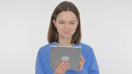 Téléchargez les photos : Femme occasionnelle en utilisant la tablette numérique sur fond blanc - en image libre de droit