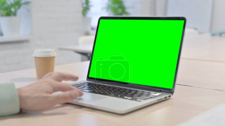 Foto de Man Using Laptop with Chroma Key Green Screen - Imagen libre de derechos