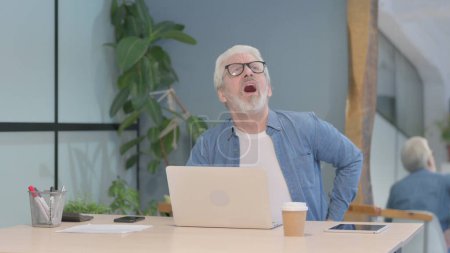 Téléchargez les photos : Senior Old Man having Back Pain while Sitting at Work - en image libre de droit