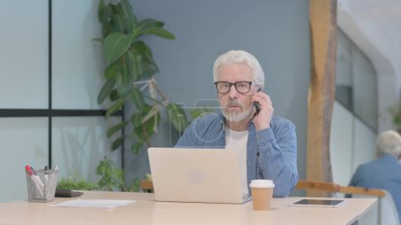 Téléchargez les photos : Senior Old Man Talking on Phone to Discuss Work - en image libre de droit