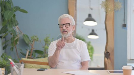 Foto de Senior Old Man Talking on Video Call in Office - Imagen libre de derechos