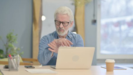 Téléchargez les photos : Senior Old Man Coughing and Working on Laptop - en image libre de droit