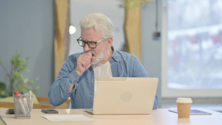 Téléchargez les photos : Senior Old Man with Headache Working on Laptop - en image libre de droit