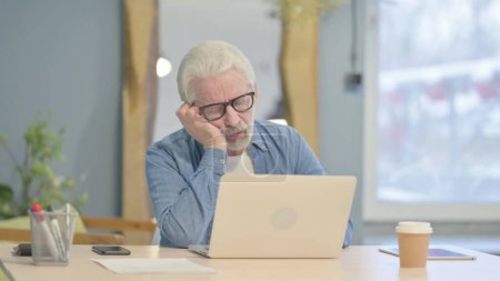 Téléchargez les photos : Senior Old Man with Back Pain Working in Office - en image libre de droit