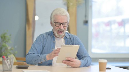 Téléchargez les photos : Senior Old Man Talking on Video Chat via Tablet - en image libre de droit