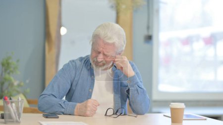 Téléchargez les photos : Brainstorming Senior Old Man Thinking while Sitting in Office - en image libre de droit