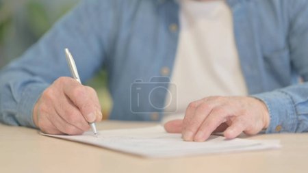Téléchargez les photos : Close up of Senior Old Man Writing in Office - en image libre de droit