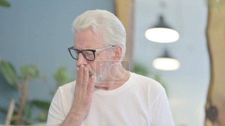 Téléchargez les photos : Portrait of Senior Old Man suffering with Cough - en image libre de droit