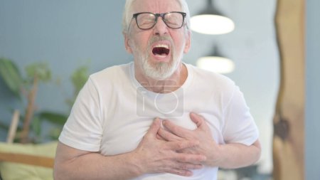Téléchargez les photos : Senior Old Man Having Heart Attack, Cardiac Arrest - en image libre de droit