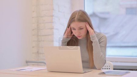 Téléchargez les photos : Creative Young Woman having Headache while Working on Laptop - en image libre de droit