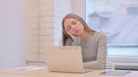 Téléchargez les photos : Creative Young Woman Sleeping while Sitting at Work - en image libre de droit