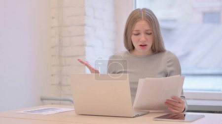 Téléchargez les photos : Creative Young Woman Upset while Doing Paperwork in Office - en image libre de droit