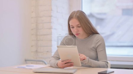 Téléchargez les photos : Creative Young Woman Using Tablet for Browsing Internet - en image libre de droit