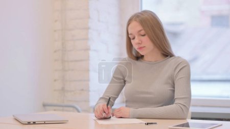 Téléchargez les photos : Creative Unsatisfied Young Woman Trying to Write Letter - en image libre de droit