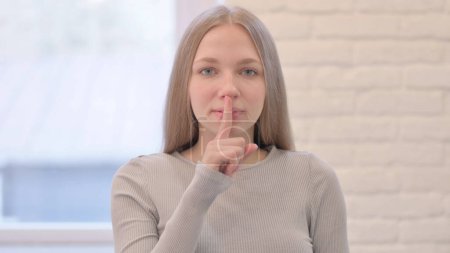 Téléchargez les photos : Young Woman Asking for Silence With Fingers on Lips, Quiet Please - en image libre de droit