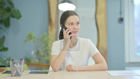 Téléchargez les photos : Young Woman Talking on Phone Discussing - en image libre de droit