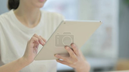Téléchargez les photos : Close up of Young Woman Using Digital Tablet - en image libre de droit