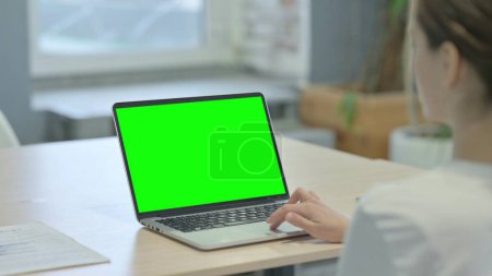 Foto de Hermosa mujer que trabaja en el ordenador portátil con pantalla de croma verde - Imagen libre de derechos