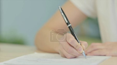 Foto de Hand Close Up of Woman Writing on Paper - Imagen libre de derechos