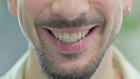 Téléchargez les photos : Close Up of Smiling Male Lips - en image libre de droit