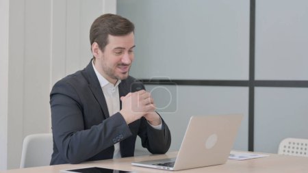 Foto de Empresario haciendo chat de vídeo en el ordenador portátil - Imagen libre de derechos