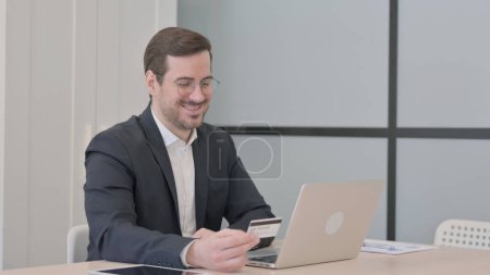 Téléchargez les photos : Homme d'affaires faisant le paiement en ligne réussi sur l'ordinateur portable - en image libre de droit