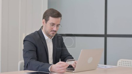 Téléchargez les photos : Homme d'affaires Shopping en ligne sur ordinateur portable, Bancaire - en image libre de droit