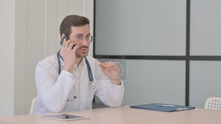 Foto de Doctor hablando por teléfono en la clínica - Imagen libre de derechos