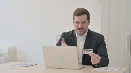 Téléchargez les photos : Homme d'affaires incapable d'effectuer un paiement en ligne sur ordinateur portable - en image libre de droit