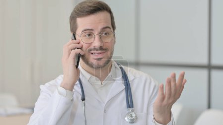 Téléchargez les photos : Portrait de médecin parlant au téléphone - en image libre de droit