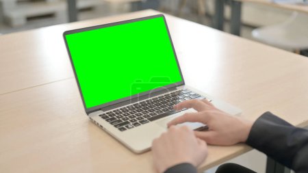 Foto de Primer plano del hombre de negocios que trabaja en el ordenador portátil con pantalla verde - Imagen libre de derechos