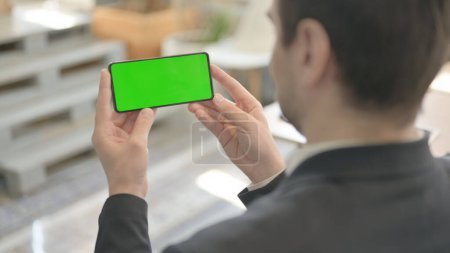 Foto de Hombre de negocios mirando Smartphone con pantalla verde - Imagen libre de derechos