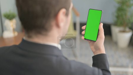 Foto de Empresario usando Smartphone con pantalla verde - Imagen libre de derechos
