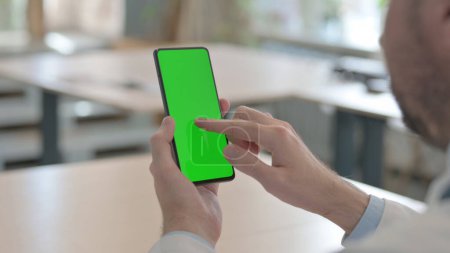 Téléchargez les photos : Gros plan du médecin utilisant le téléphone avec écran vert - en image libre de droit
